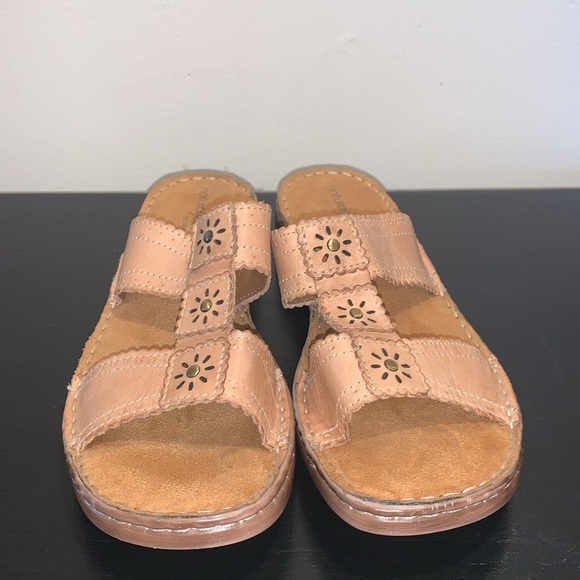 NWOT Natural Soul by Naturalizer. Size 8.5. Sandals.  Leather.  Calico. - Picture 5 of 8